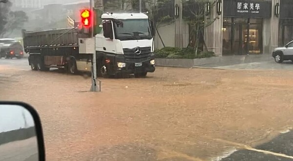 林口道路蓄積黃泥水。圖/翻攝自林口大家庭臉書