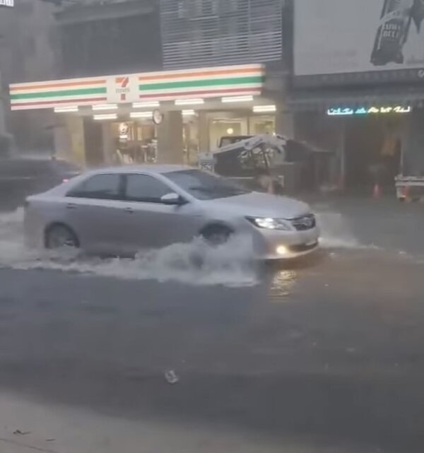 桃園醫院外龍壽街出現淹水情形。圖／翻攝自內壢大小事