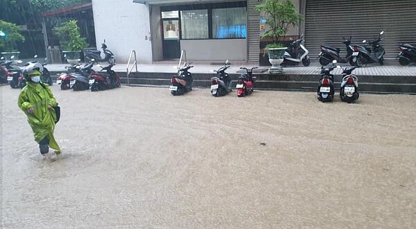 板橋淹水情形。圖/翻攝自網友臉書