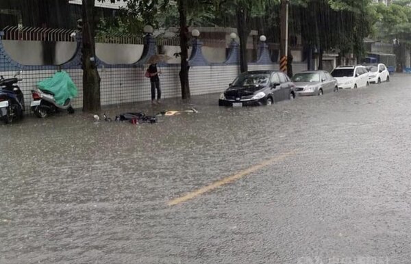 板橋淹水情形。圖／翻攝自網友臉書