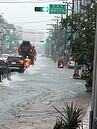 雨彈襲！桃園醫院旁淹水及膝　騎士徒步牽車馬路也破洞