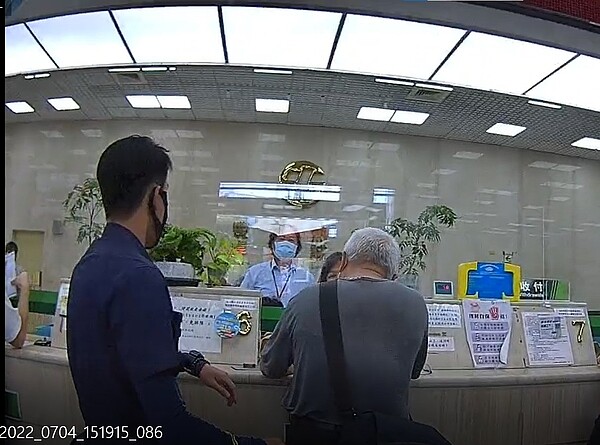 員林警分局莒光派出所員警勸阻劉姓男子匯款500萬元。圖/員林警分局提供