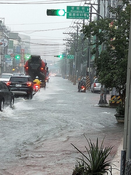 桃園區龍壽街因大雨積水。圖／翻攝自「桃園在地生活大小事」