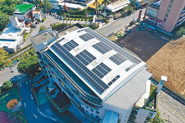 新北市推動「太陽光電發電系統實施計畫」,今年核准18家業者申請,總申請設置量較去年增近4成。(新北市經發局提供/蔡雯如新北傳真)