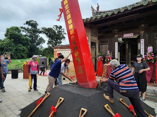 金門縣定古蹟蔡厝蔡氏家廟修復工程昨動土,紅龍柱突傾倒,工作人員扶正。記者蔡家蓁/攝影