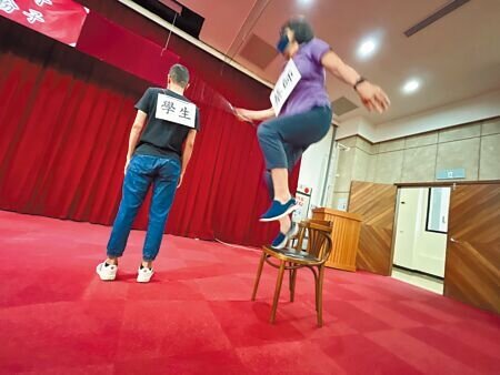 高市鳳山區某國中蔡姓體育班導師5日遭人本基金會踢爆不當管教、性霸凌學生,基金會人員模擬蔡男持曲棍球棒毆打學生的狀況。(袁庭堯攝)