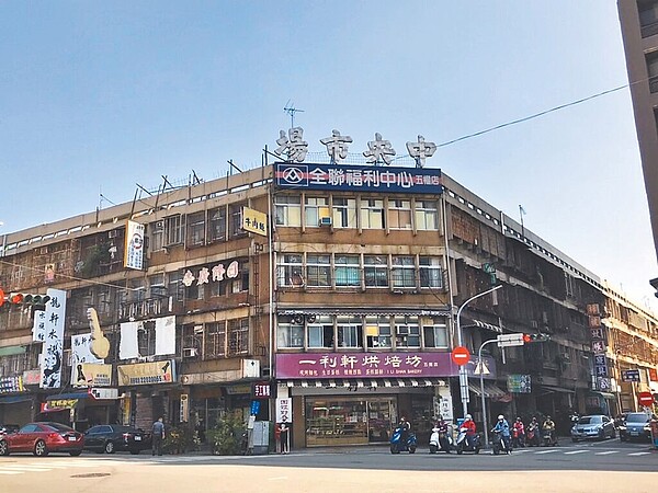 台中市北區五權路上的中央市場收回計畫持續進行中,半年來已有61個攤鋪位繳回。中市府經發局強調會加速辦理審查與核發補助費作業,鼓勵使用人早點繳回。(經發局提供/謝瓊雲台中傳真)