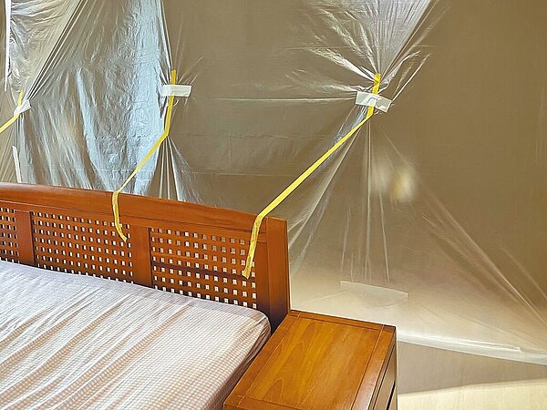 劉姓男子找除蟲林姓業者到家中噴藥,沒控制好劑量又沒清場,害劉男一家4口全都中毒,4歲小女兒急救後心、肺、腦、腎衰竭不治。高雄地檢署偵結後,發現林男等人都沒有執照,依《過失致死罪》將林男及幫手的陳姓男子起訴。(業者提供/袁庭堯高雄傳真)