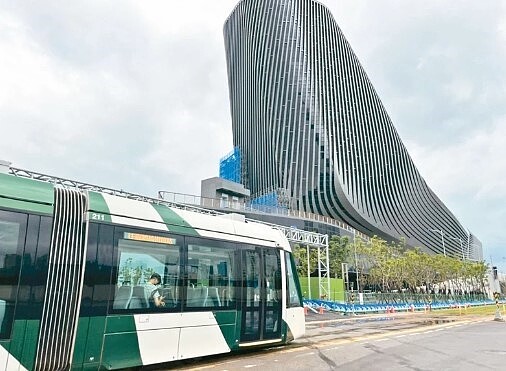 高雄港埠旅運中心旁設有輕軌C9旅運中心站,未來也有黃線Y15旅運中心站。記者林巧璉/攝影