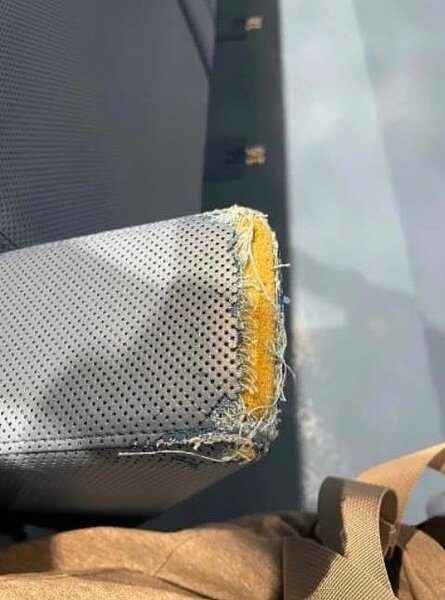 北藝開幕後,遭質疑劇場體驗近十年最爛,不僅許多椅面破損嚴重、椅墊海綿外露,超級陡的樓梯也恐讓人跌倒。圖/引用自網路