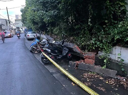 桃園區龍山街36號前軍方矮牆因強降雨倒塌,造成民眾財損。圖/桃園市議員余信憲提供