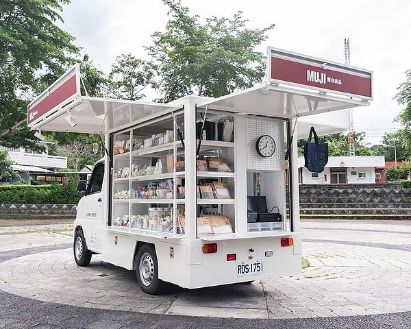移動服務車提供約150種品項。圖/取自官方IG