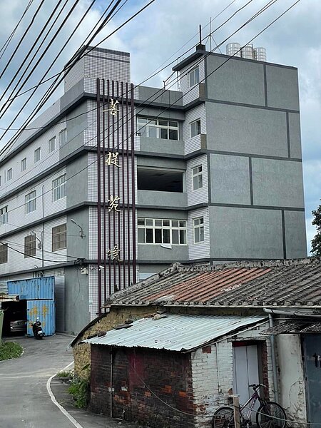 應該住宅遭卓冠廷踢爆販售神主牌位,新北市民政局長柯慶忠上午表示,地點土地使用分區為住宅區、四樓也是違建,已要求業者需遵守土地分區使用、不要挑戰公權力。圖/卓冠廷臉書翻攝