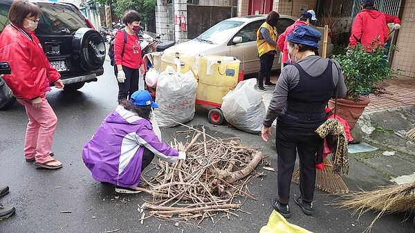 萬和里的歲末年終大掃除，以維持里內環境整潔。圖／取自台北市鄰里服務網