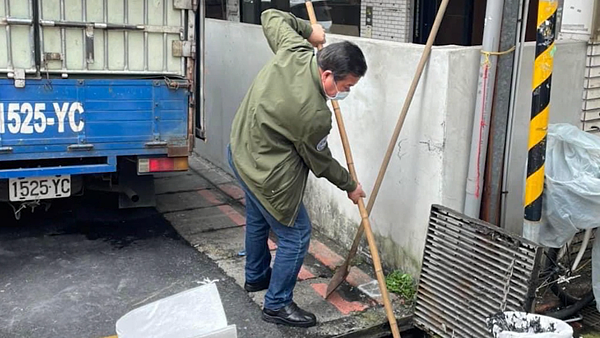 四育里里長連圀堂