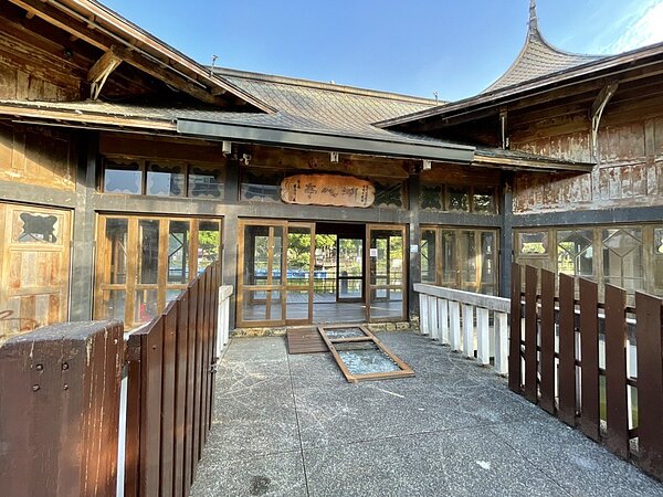 洪男扯落湖心亭木門,玻璃砸碎一地、門框也受損。記者曾健祐/翻攝