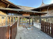 台中地標湖心亭遭破壞　想看風景扯落大門玻璃砸碎一地