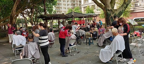 萬和里會定期舉辦銀髮族義剪活動。圖／取自台北市鄰里服務網
