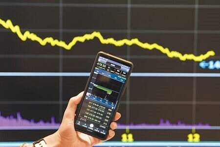 股市信心脆弱,台股在電子、金融、傳產「齊跌」,大盤指數終場大跌363點,「萬四」大關失守。此為示意圖。(黃世麒攝)