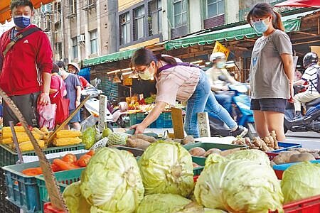 主計總處6日公布6月消費者物價指數(CPI)年增率3.59%,創下近14年新高,由於食物類漲幅較高,對於不少家庭而言更增生活壓力。(姚志平攝)