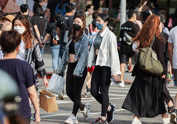 國內疫情趨緩戶外人流增加，專家提醒，BA.5可能在八月出現流行，屆時恐回到單日五萬例。記者曾原信／攝影 