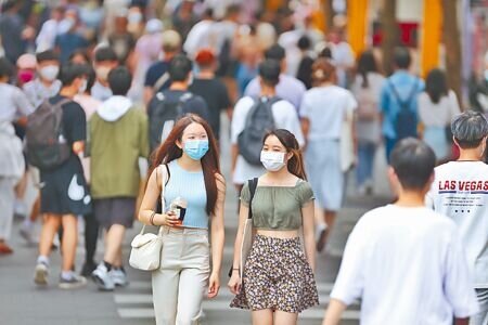 
本土疫情持續走緩，而適逢暑假，台北市西門町商圈人潮已逐漸湧現。（杜宜諳攝）
