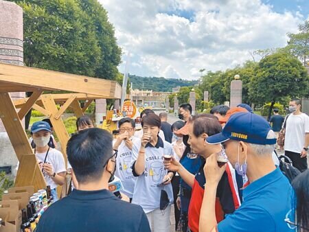 北市副市長黃珊珊(中)出席天母啤酒節宣傳活動時受訪表示,下周會公布最新北市振興方案。(陳薏云攝)