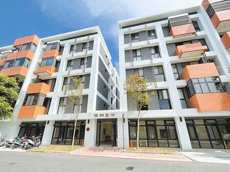 0206大地震後,受災戶選擇異地重建的「梧桐寓所」,去年10月入住,不過住戶抨擊現金住戶可「多領」,現金差額,縣府曾承諾每一戶停車位也「跳票」。(王志偉攝)