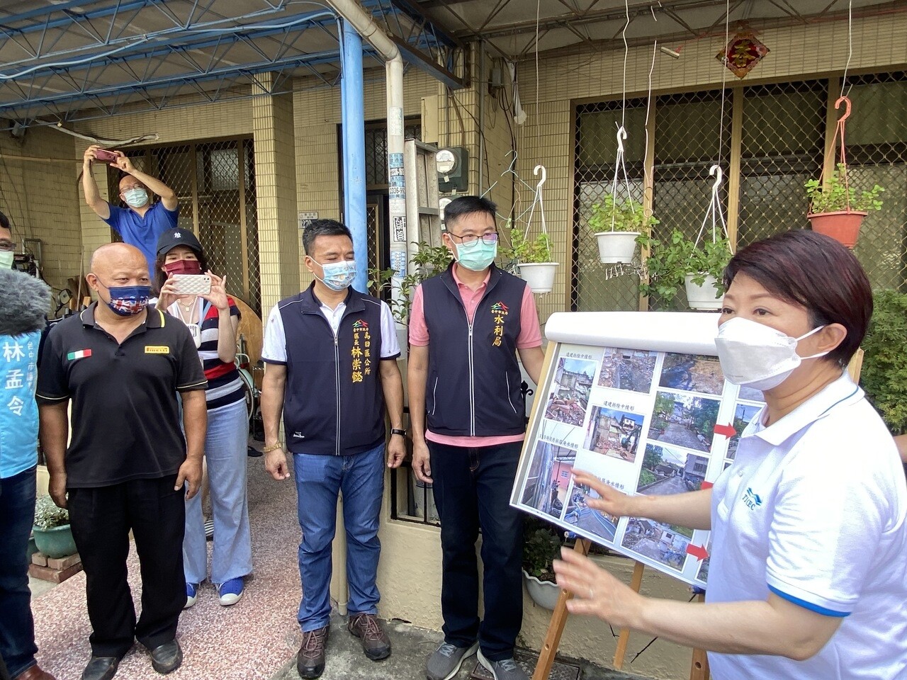 台中市長盧秀燕（右）今視察成功社區排水工程，並感謝曾姓地主（左一）無私提供土地，解決20多年水患。記者趙容萱／攝影 