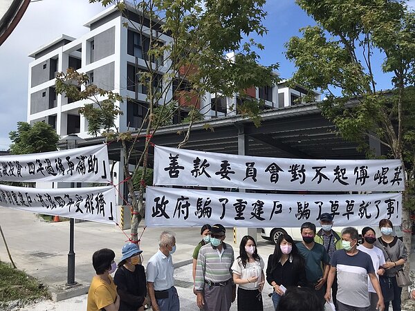 0206大地震後異地重建的「梧桐寓所」去年10月落成,住戶認為縣府「多給」非重建戶差額補貼,掛白布條訴委屈。記者王燕華/攝影