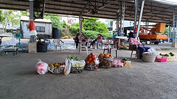 芒果產量銳減,台南大內青果市場冷冷清清買氣弱,有農婦哀嘆已3天未開市。記者謝進盛/攝影