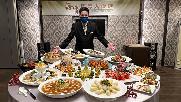 海寶歷經18年,雖遇疫情影響於去年9月暫停營業,但基於相信高雄,仍看好高雄未來經濟發展,雖現仍處於疫情當下,仍決定配合政府政策,將於7月15日重新出發,並以全新樣態,再次為全高雄市民服務。圖/柯宗緯攝