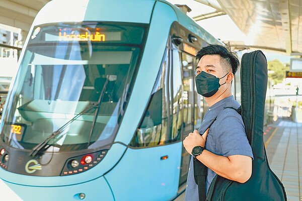 淡海輕軌將在本周六推出由音樂詩人雷光夏及新銳作曲家陳依婷創作的進站音樂,提供旅客搭乘時的聽覺饗宴。(新北捷運公司提供/呂健豪新北傳真)