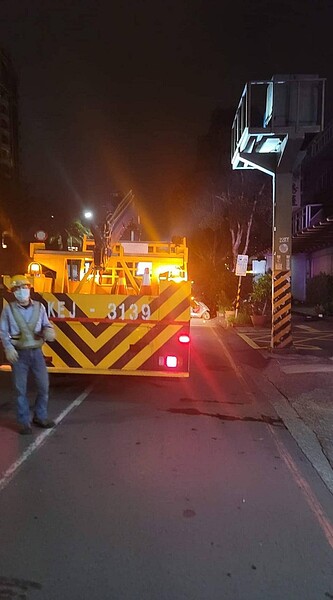 台電接獲停電通報後到場維修。記者江婉儀/翻攝