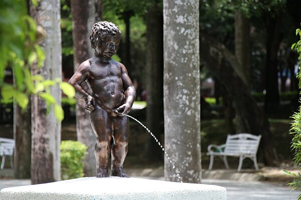 嘉義公園的尿尿小童經清除外表2公斤多的塗層，恢復銅像原貌。圖／嘉義市政府提供