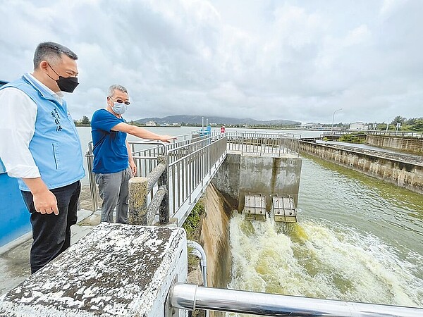 金門昨下起3年來單日最大的強降雨，縣長楊鎮浯（左）視察湖庫排水和進水狀況。圖／金門縣政府提供