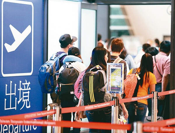 民眾悶壞了,期待年底台灣國際旅遊禁令開放後能飛出國旅遊。示意圖,圖/聯合報系資料照片