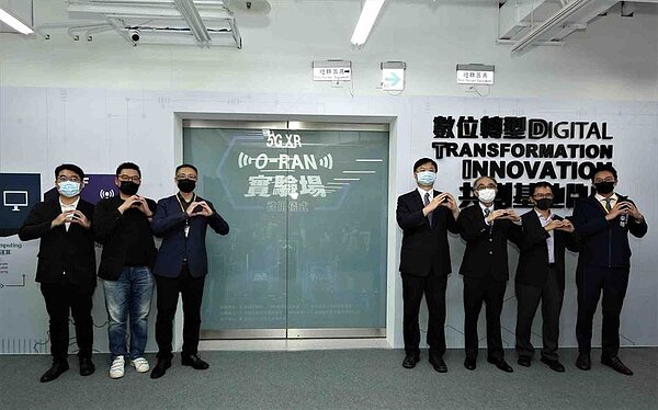 HTC在高軟園區鴻海大樓打造「5G XR O-RAN實驗場域」,提供業者免費運用5G專網研發平台進行創新研發。圖/高雄市政府提供