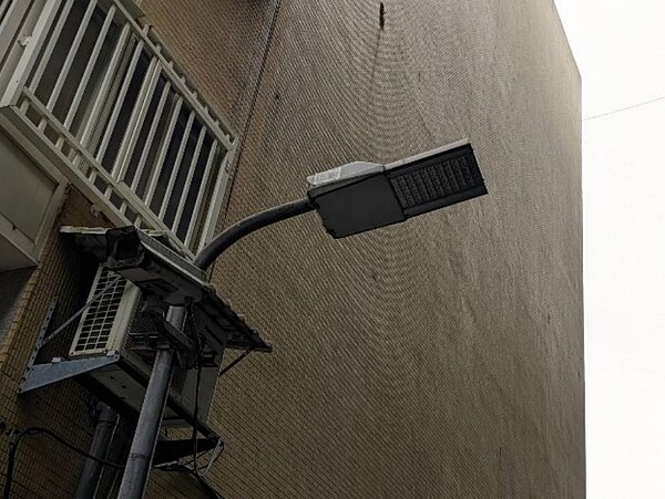 忠貞里社區中的路燈多已改成LED燈具。圖／劉人鳳攝