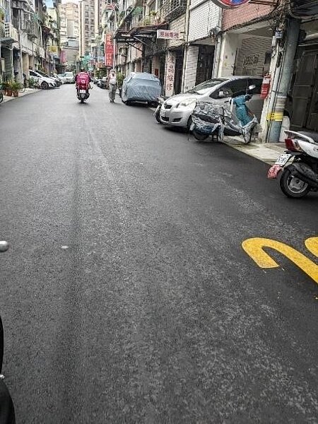 里長重視道路安全，將社區中的路重新鋪平。圖／劉人鳳攝