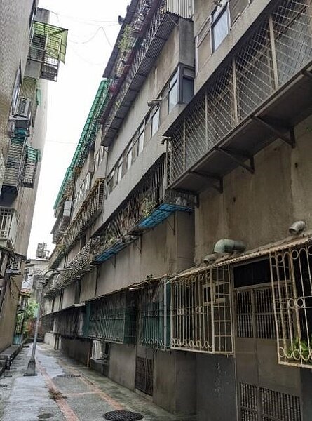 忠貞里中多為屋齡較高的老舊樓房。圖／劉人鳳攝