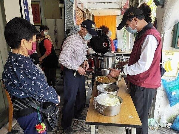 忠貞里固定舉辦共餐活動。圖／由忠貞里辦公室提供