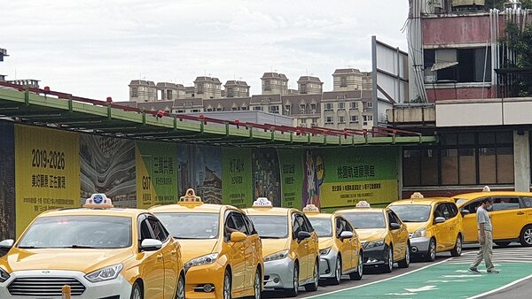 計程車業者可領補貼2730元額度外再增加2270元一次性加碼補貼,以6月1日列管在籍之計程車為準,即日起開放申請。記者鄭國樑/攝影