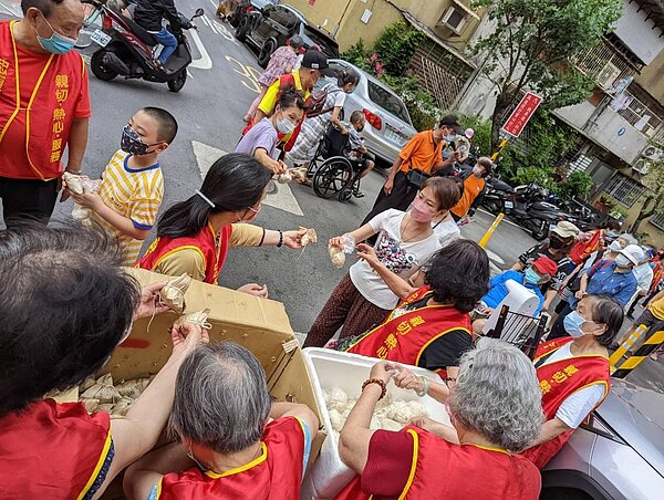 忠貞里在端午節時向里民發放粽子 。圖／由忠貞里里長提供