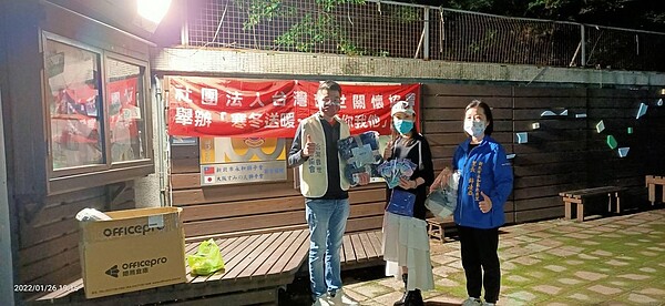 社團法人台灣普世協會舉辦「寒冬送暖。溫暖你我他」活動，里長親自來發放物資。 （圖／擷取自永貞里臉書粉專）