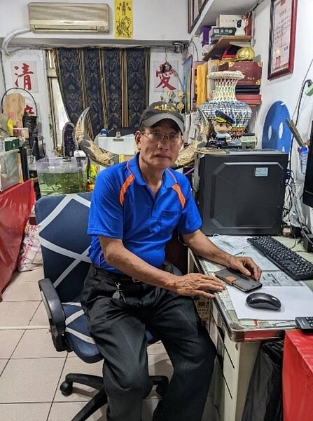 里長林錫祺時在辦公室準備服務里民。圖／劉人鳳攝