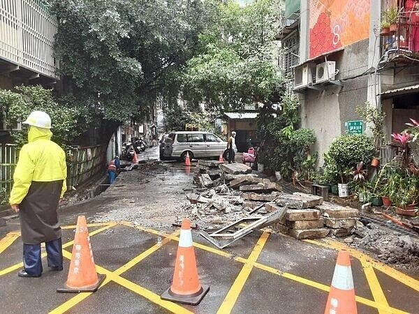 里長為里民爭取重新鋪路。圖／忠貞里里長提供