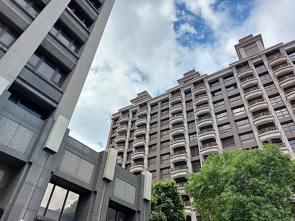 鶯歌房市買氣保守 專家分析「這情勢」...下半年將有變化? 鶯歌的尖山區域近年多出不少新大樓,且來有新案子正在動工興建,連鎖賣場、多家便利商店也有進駐。圖/好房網News記者林和謙/攝
