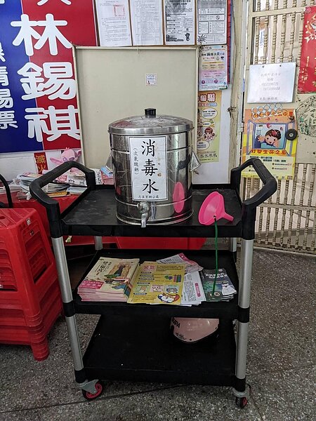 忠貞里辦公室前總是擺放著滿滿的消毒水供民眾取用。圖／劉人鳳攝
