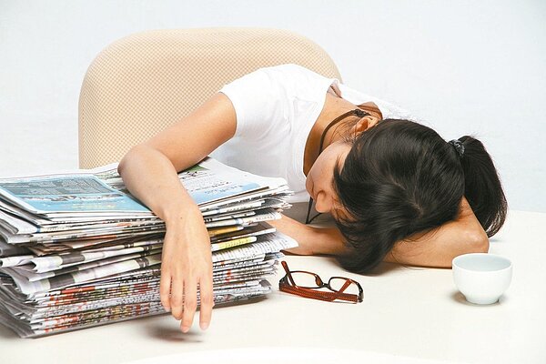 長時間工作、戶外活動減少,導致病患抱怨腰痠背痛及下肢麻木無力的比例大增。聯合報系資料照